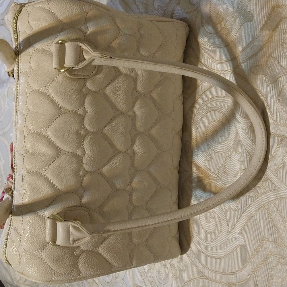 Betsey Johnson Cream Heart Puffed Purse With Pink Bow - Picture 5 of 10